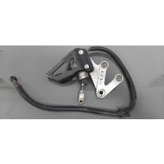   Suzuki GSXR 750 K1 Jobb első lábtartó konzol, fékmunkahengerrel