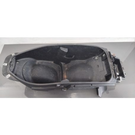 Piaggio Beverly 125 Ülés alatti idom